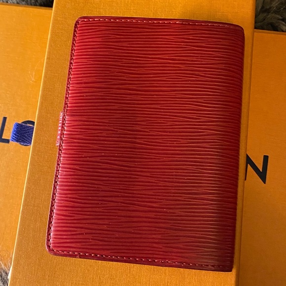 Authentic Louis Vuitton Small Ring Agenda in Epi Leather - Picture 4 of 12